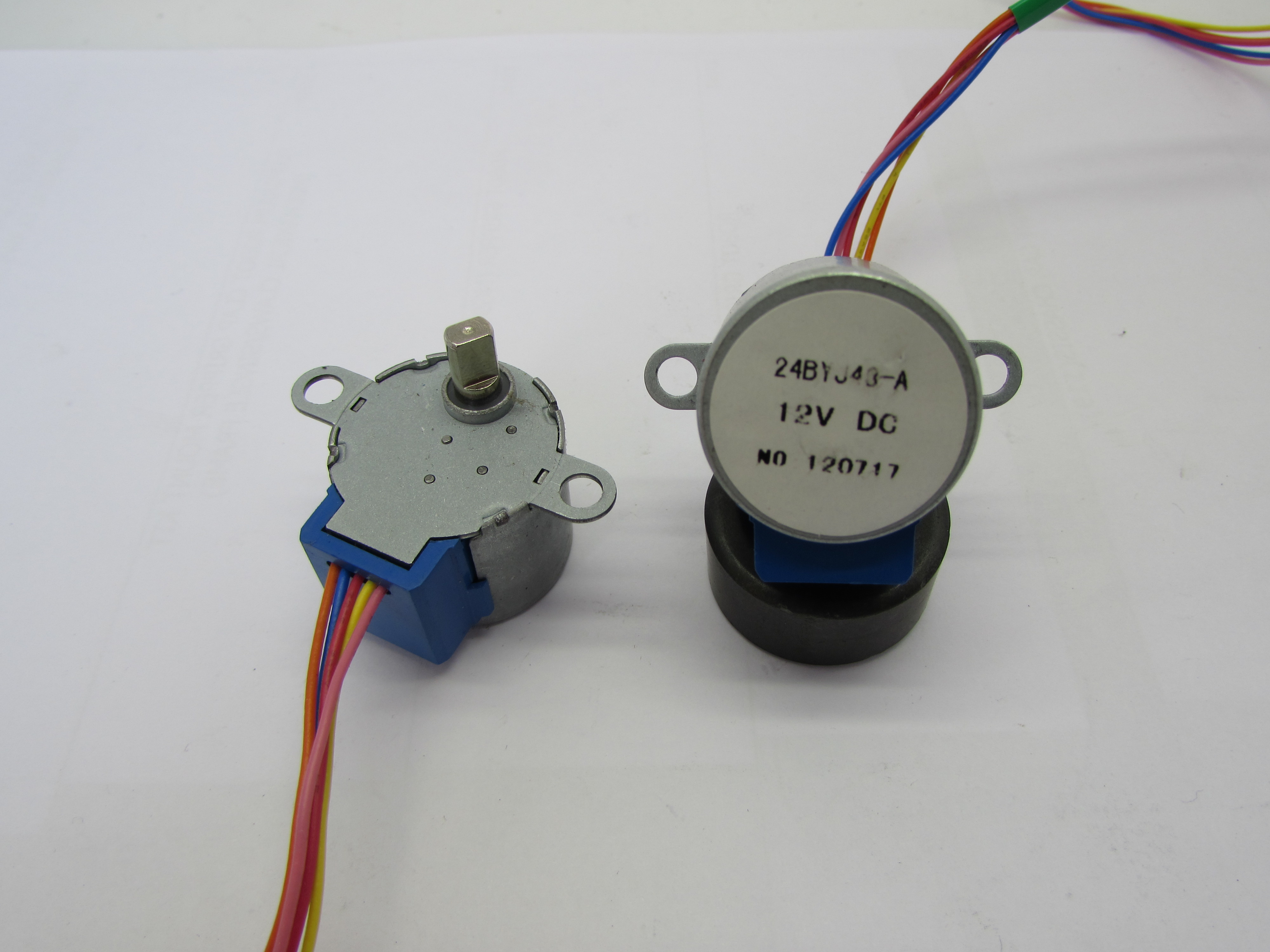 STEPPER MOTOR (24BYJ48-01) 12V
Size: Ø24*19 mm
Winding Resistance: 25/ 200 Ω
Gear ratio: 1: 64
Rated Voltage: 5/ 12V
Step Angle: 5.625°