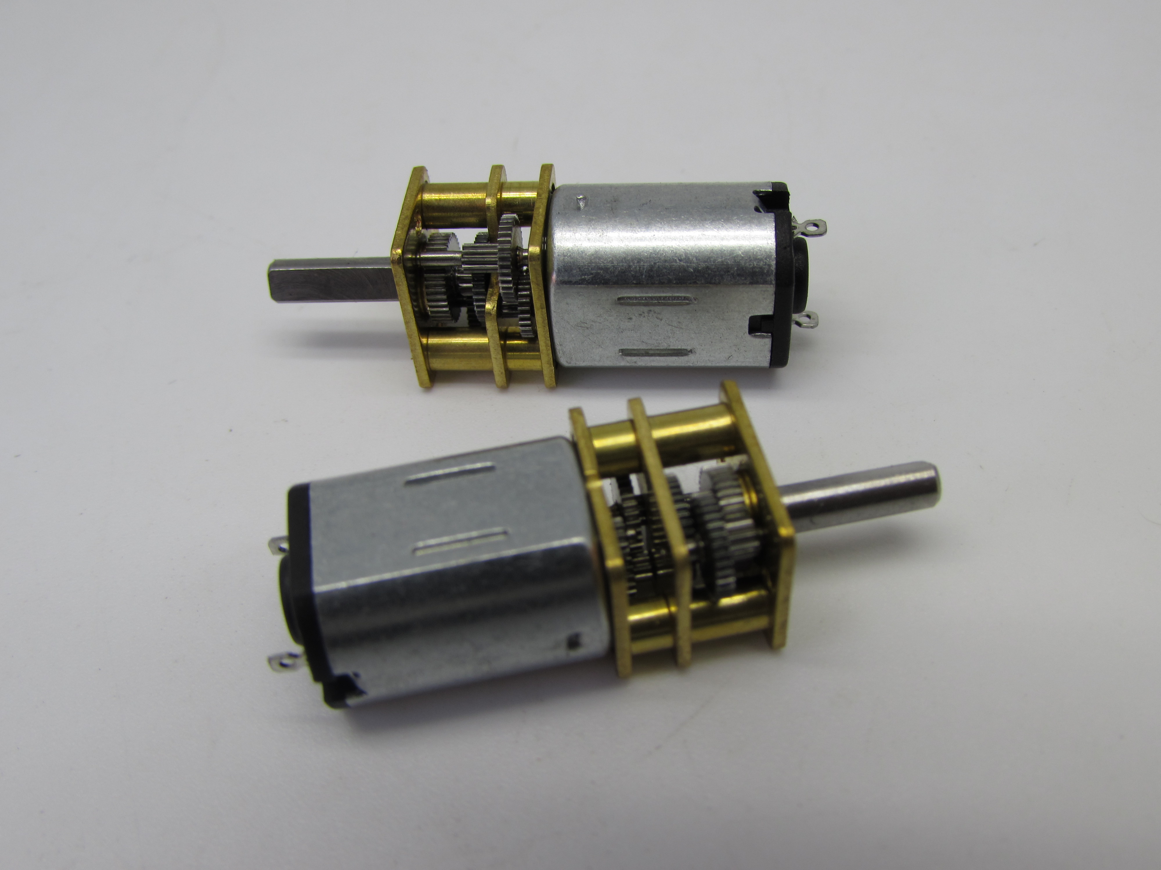 GEAR MOTOR 6V 300RPM (G-2N)

GEAR MOTOR SMALL SHORT 12V (G-2N)

GEAR MOTOR SMALL SHORT 12V 130RPM
(G-2N)
GEAR MOTOR SMALL SHORT 12V 200RPM
(G-2N)