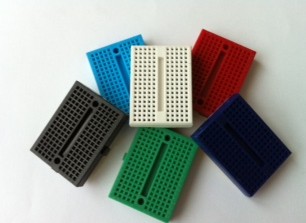 MINI SOLDERLESS BREADBOARD (4.5X3.5X0.84)