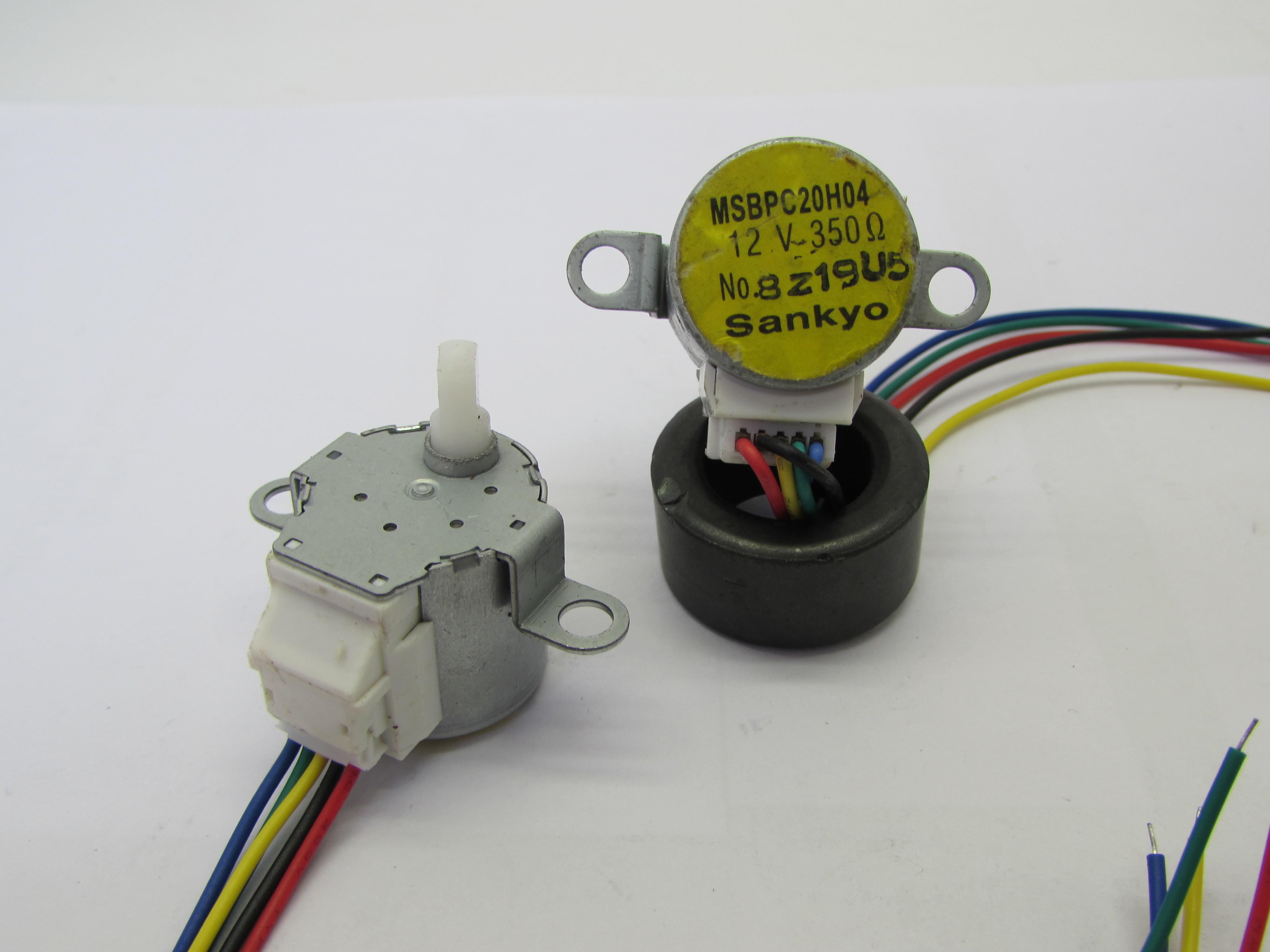STEPPER MOTOR (MSBPC20H04)
Size: Ø20*19 mm
Winding Resistance: 300 Ω
Gear ratio: 1: 85
Rated Voltage: 12V
Step Angle: 7.5°
Excitation: 1-2Ex