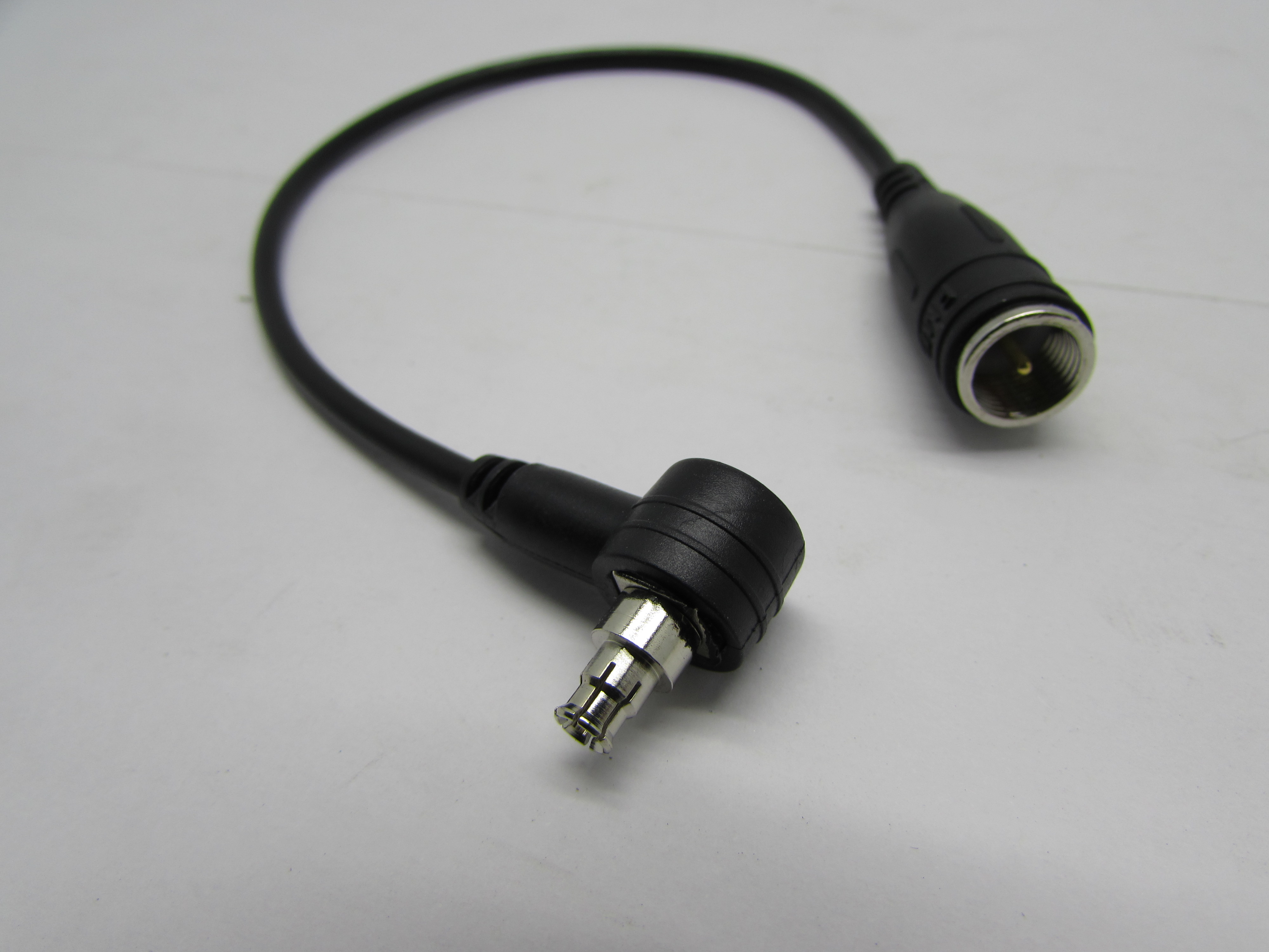 ANTENNA LINE CONNECTING CABLE FME MALE TO TS9 MALE RIGHT ANGLE (20CM)(FMEJ/TS9 20CM) Ø3.5MM