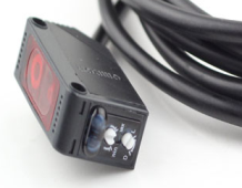 PHOTOELECTRIC SENSOR WITH BUILD-IN AMPLIFIER
  (E3Z-D61)